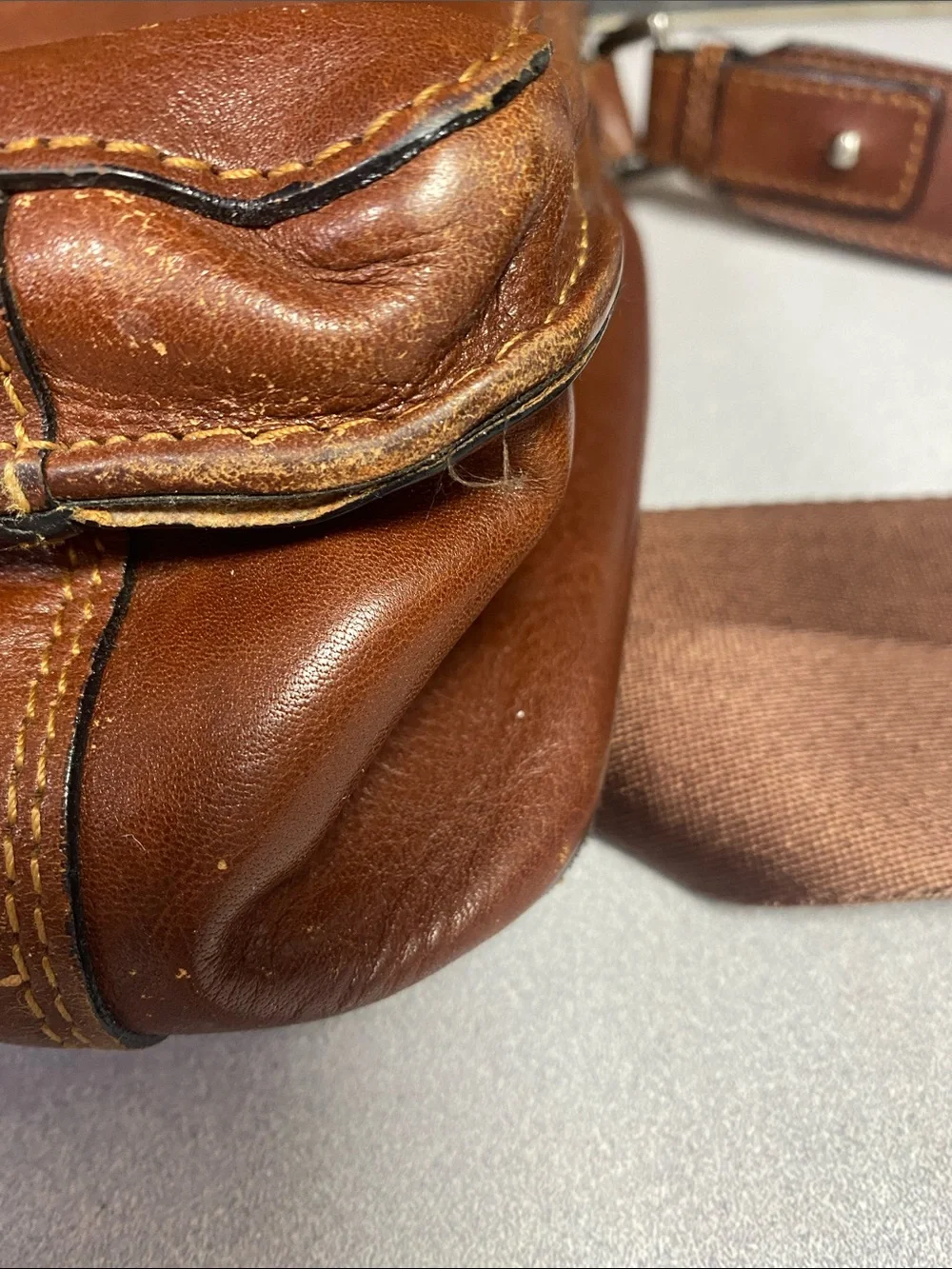 Vintage Men's Brown Leather Messenger Bag with Adjustable Strap
